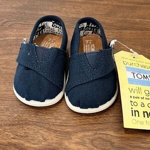 NWT Toms Tiny Classics Navy Blue Size T2 shoes